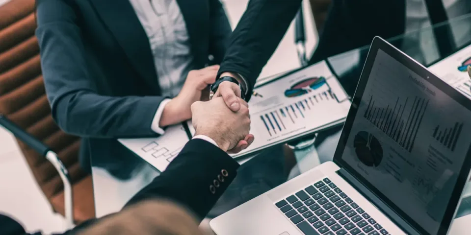 Raportowanie ESG w branży reklamowej: Kluczowe wyzwania i najlepsze praktyki dla zrównoważonego rozwoju